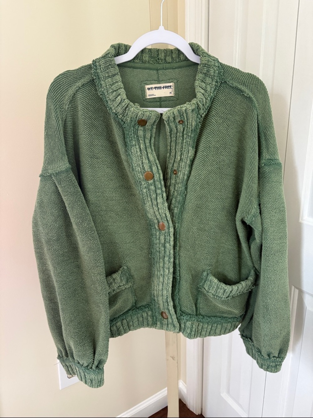 Free people cute in this cardi sweater size medium - Picture 4 of 7
